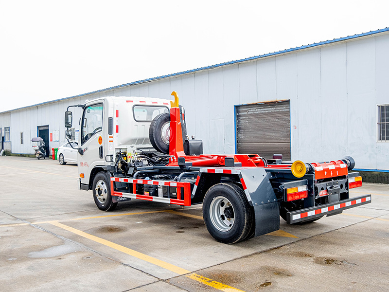 藍牌大運5方勾臂垃圾車(chē)