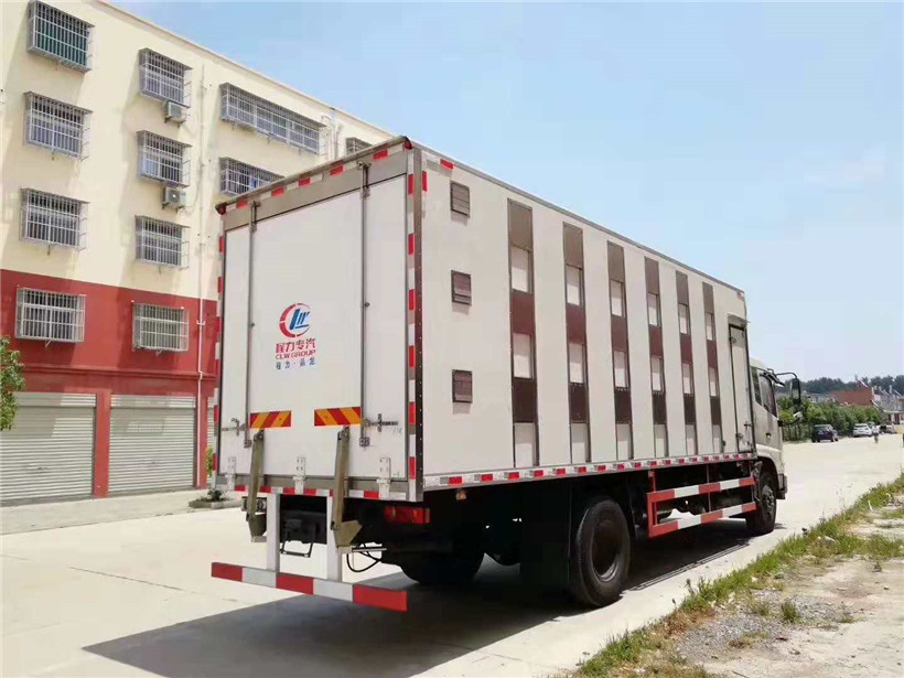 東風(fēng)天錦7.4米畜禽運輸車(chē)