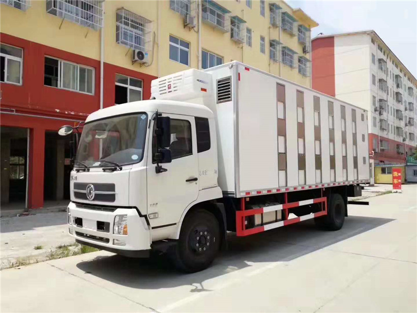 東風(fēng)天錦7.4米畜禽運輸車(chē)