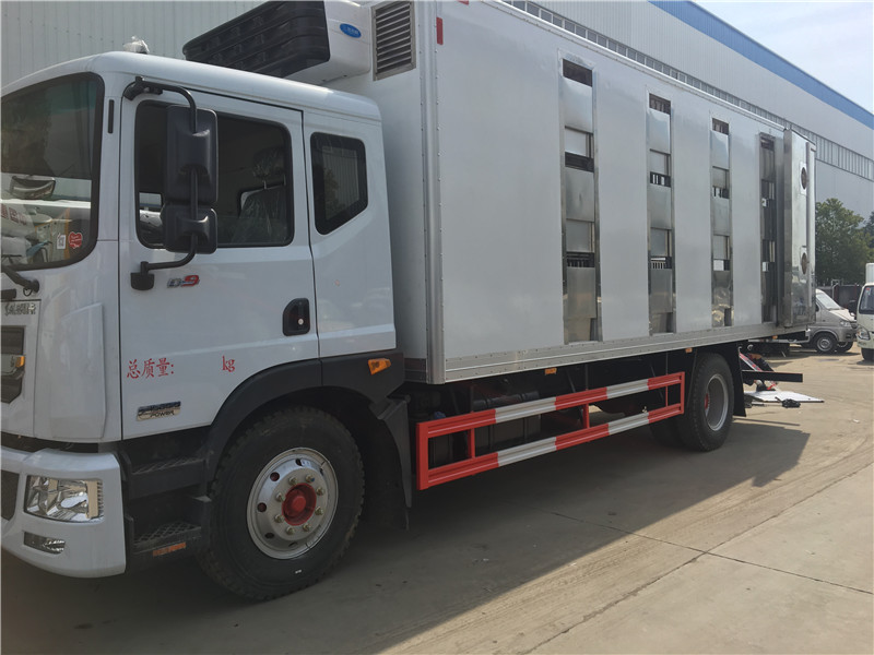 東風(fēng)D9駕駛室6米畜禽運輸車(chē)