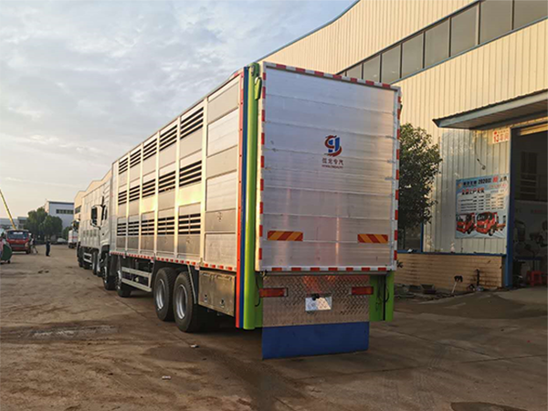 天龍國五9.6米畜禽運輸車(chē)