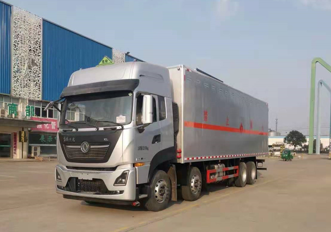 東風(fēng)天龍國六9.6米易燃氣體廂式運輸車(chē)