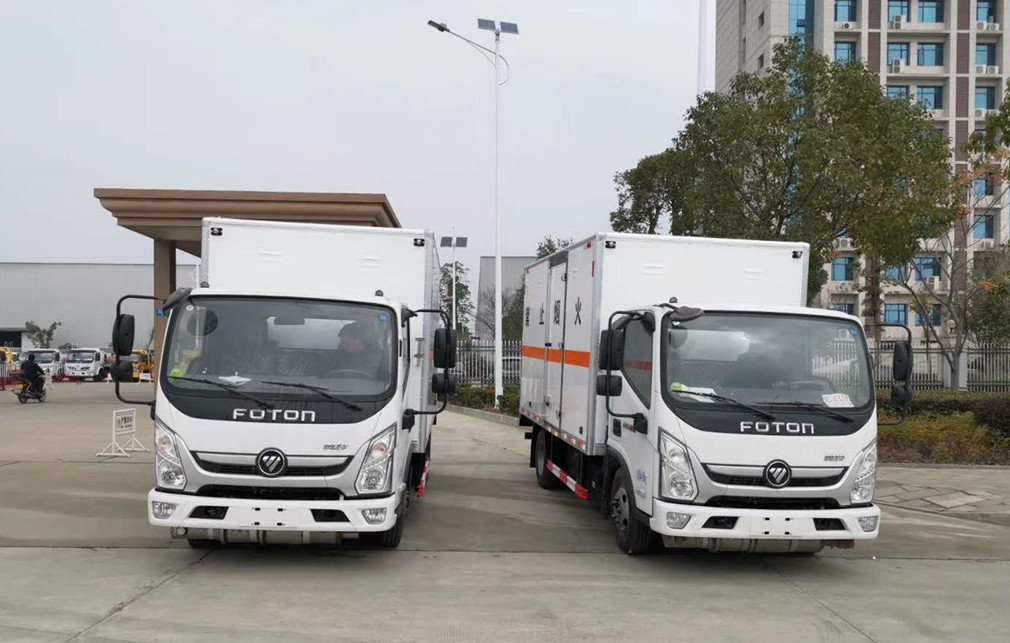 福田奧鈴4.2米危險品廂式車(chē)