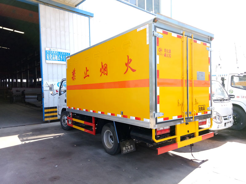 多利卡4.1米（3.4噸）腐蝕品廂式車(chē)