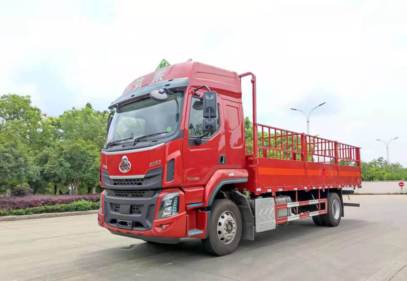 柳汽乘龍高頂雙臥6.8米貨廂氣瓶運輸車(chē)