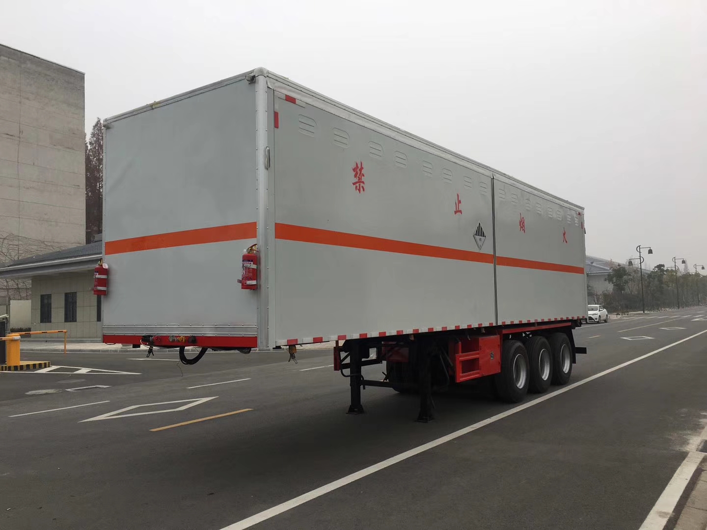 雜項危險品半掛廂式運輸車(chē)