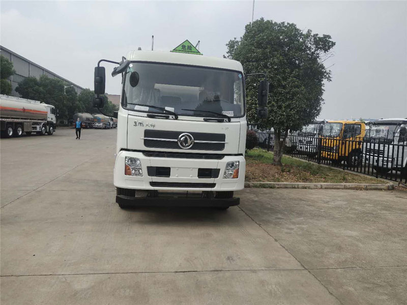 14.3方東風(fēng)天錦國六油罐車(chē)