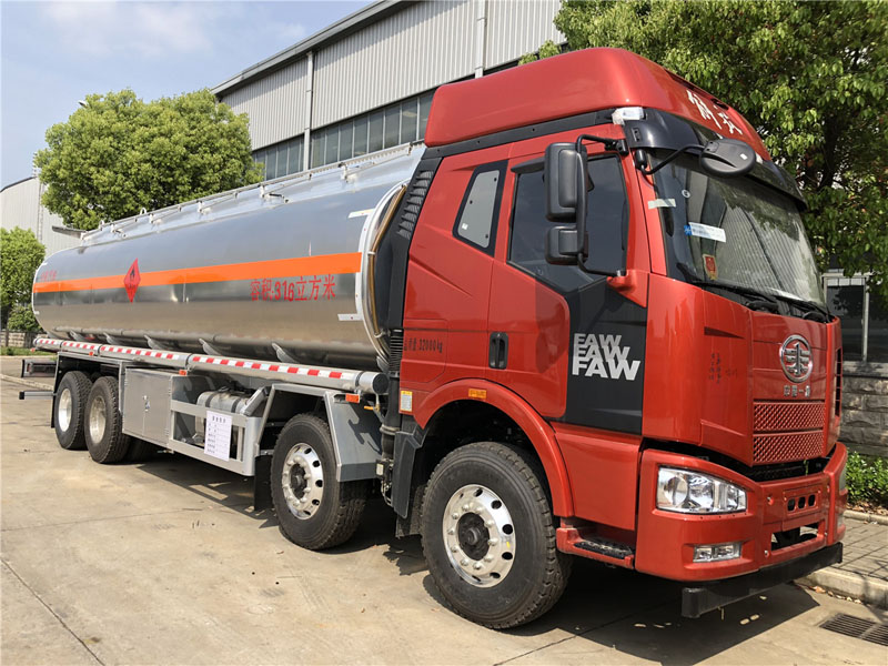 解放前四后八31.6方運油車(chē)