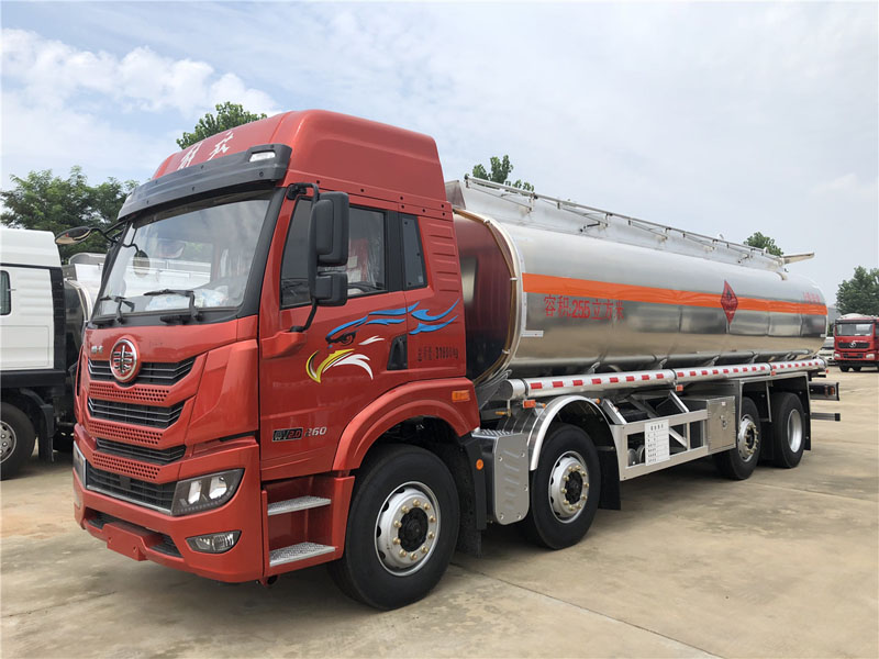 解放前四后六25.5方運油車(chē)