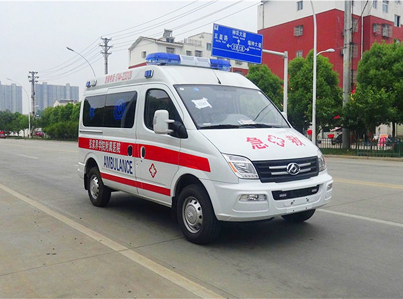 上汽大通V80短軸中頂救護車(chē)