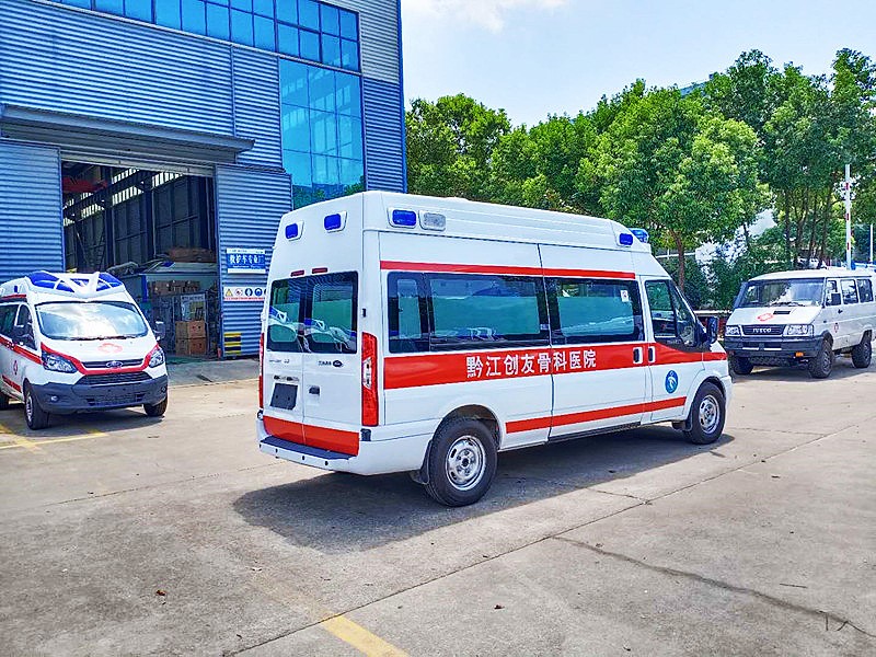 福特新時(shí)代長(cháng)軸高頂救護車(chē)