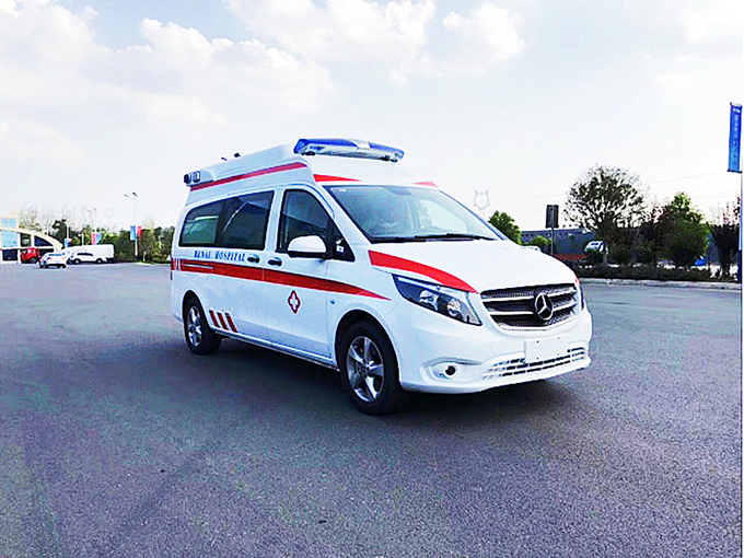 國六奔馳監護型救護車(chē)
