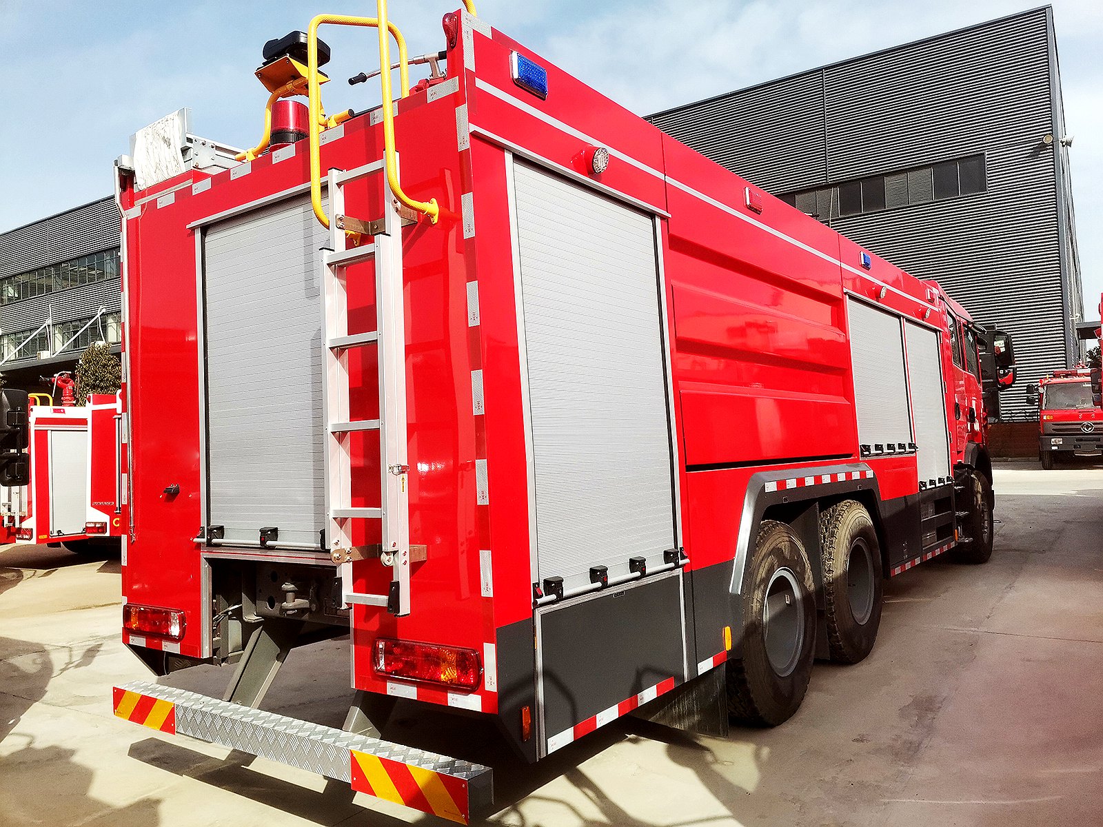 國六豪沃后雙橋干粉泡沫聯(lián)用消防車(chē)