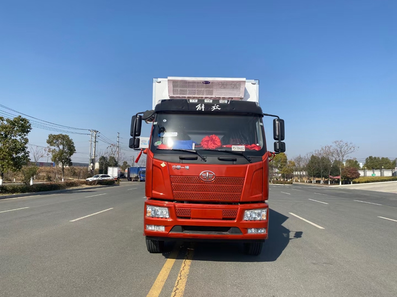 解放J6L小三軸9米6國六（天然氣）冷藏車(chē)