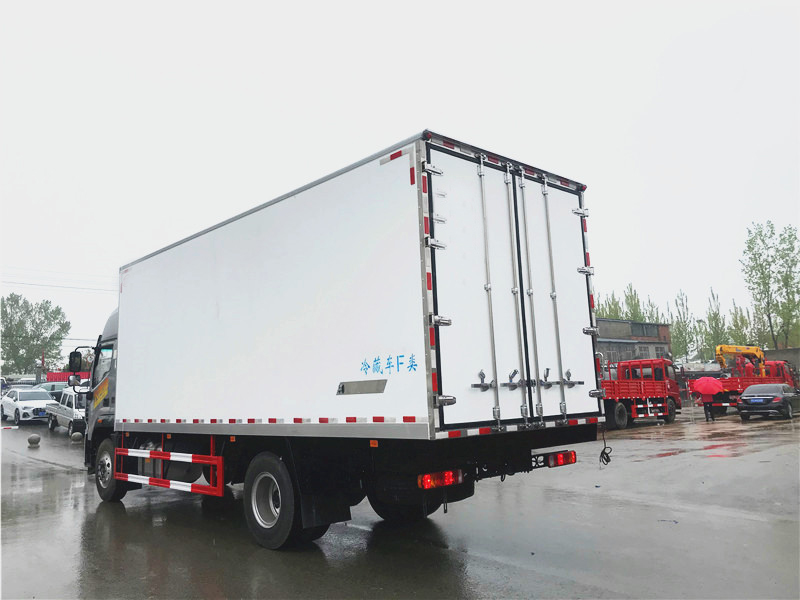 國六 福田奧鈴大黃蜂6.8米冷藏車(chē)